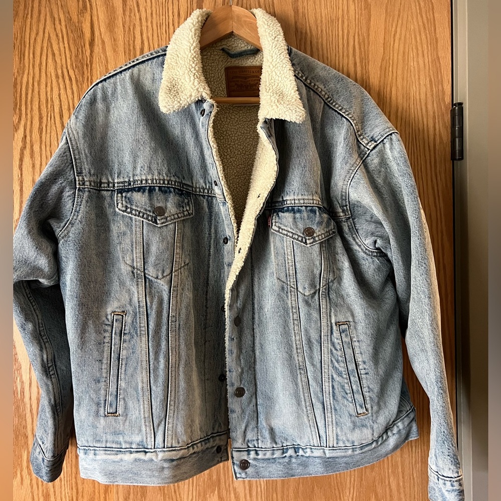 Levi’s Sherpa lined trucker jacket size m acid wash